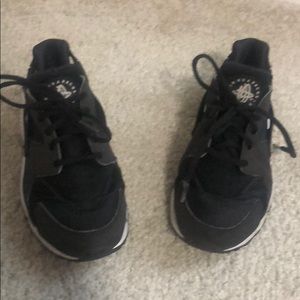 Boys Black Air Huarache Sneakers